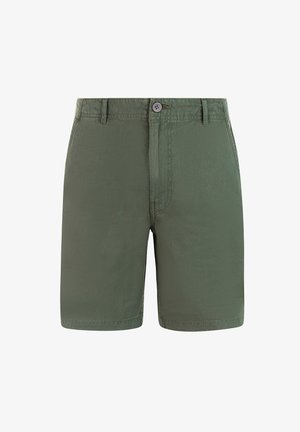 Olijfgroene casual herenshorts met riemlussen, knoop aan de voorkant, ritssluiting en zijzakken tegen een witte achtergrond.