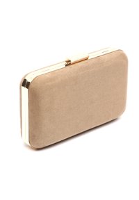 Pochette rectangulaire beige avec une texture douce semblable à du daim, ornée d'accents métalliques dorés et d'une fermeture à fermoir.
