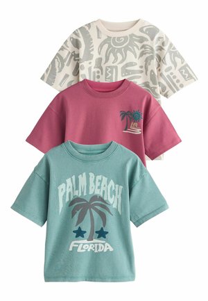 Drei kurzärmlige Rundhalsausschnitt-T-Shirts in Beige mit abstraktem Druck, Dunkelrosa mit Palmen- und Sonnenmotiv und Türkis mit dem Schriftzug "Palm Beach Florida".