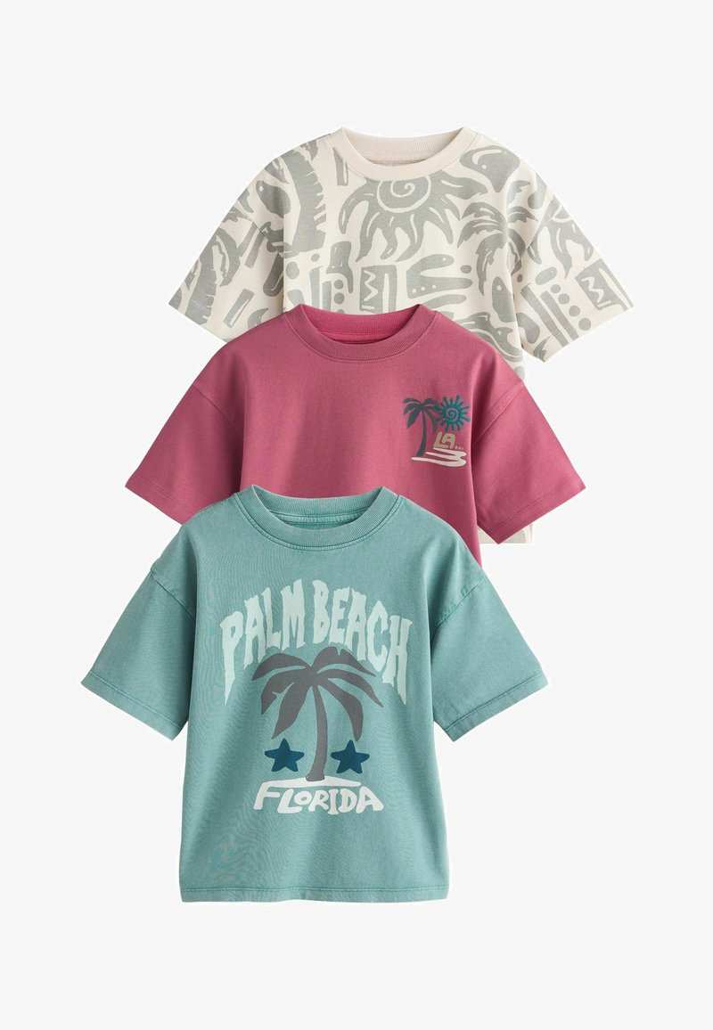 Három rövid ujjú, kerek nyakú póló: egy bézs színű, absztrakt mintával; egy sötétrózsaszín, pálmafával és nappal; valamint egy türkizkék "Palm Beach Florida" felirattal.