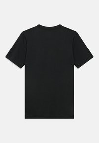 Musta, lyhythihainen t-paita pyöreällä kaula-aukolla. Valmistettu pehmeästä kankaasta, yksinkertainen muotoilu ja suora helma. Ei näkyviä logoja tai kuvioita.