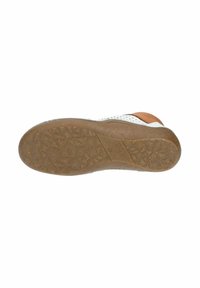 De zool van de schoen heeft een gestructureerd bruin rubberen oppervlak, met een witte en tan bovenkant, kleine perforaties en een ronde neusontwerp.