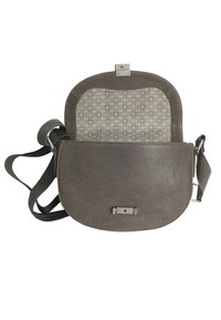 Grå läder crossbody-väska med en böjd klaff, silverfärgad hårdvara och ett mönstrat beige foder med små stjärndekorationer.