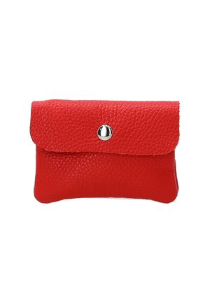 Rotes Leder-Wallet-Täschchen mit strukturierten Oberflächen, abgerundeten Kanten und Druckknopfverschluss. Kompaktes Design, geeignet für kleine Gegenstände.