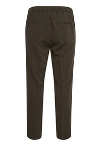 Dunkelbraune Hose mit einem elastischen Bund, zwei Gesäßtaschen und einer schmalen Passform. Der Stoff wirkt glatt mit einem dezenten Glanz.