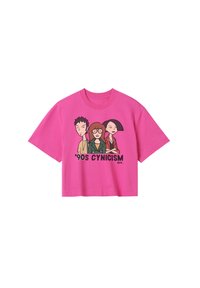 T-shirt cropped rosa con personaggi dei cartoni animati dai contorni scuri e il testo "CYNICISMO degli anni '90" in nero, realizzato in tessuto di cotone.