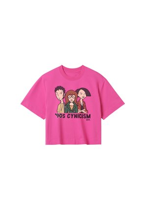 Roze cropped t-shirt met cartoonfiguren met donkere omtrekken en de tekst "'90s CYNICISM" in zwart, gemaakt van katoen.