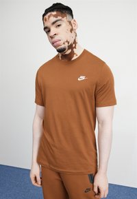 Nike Sportswear - CLUB TEE - Basic T-shirt - lt british tan Thumbnail Image 1