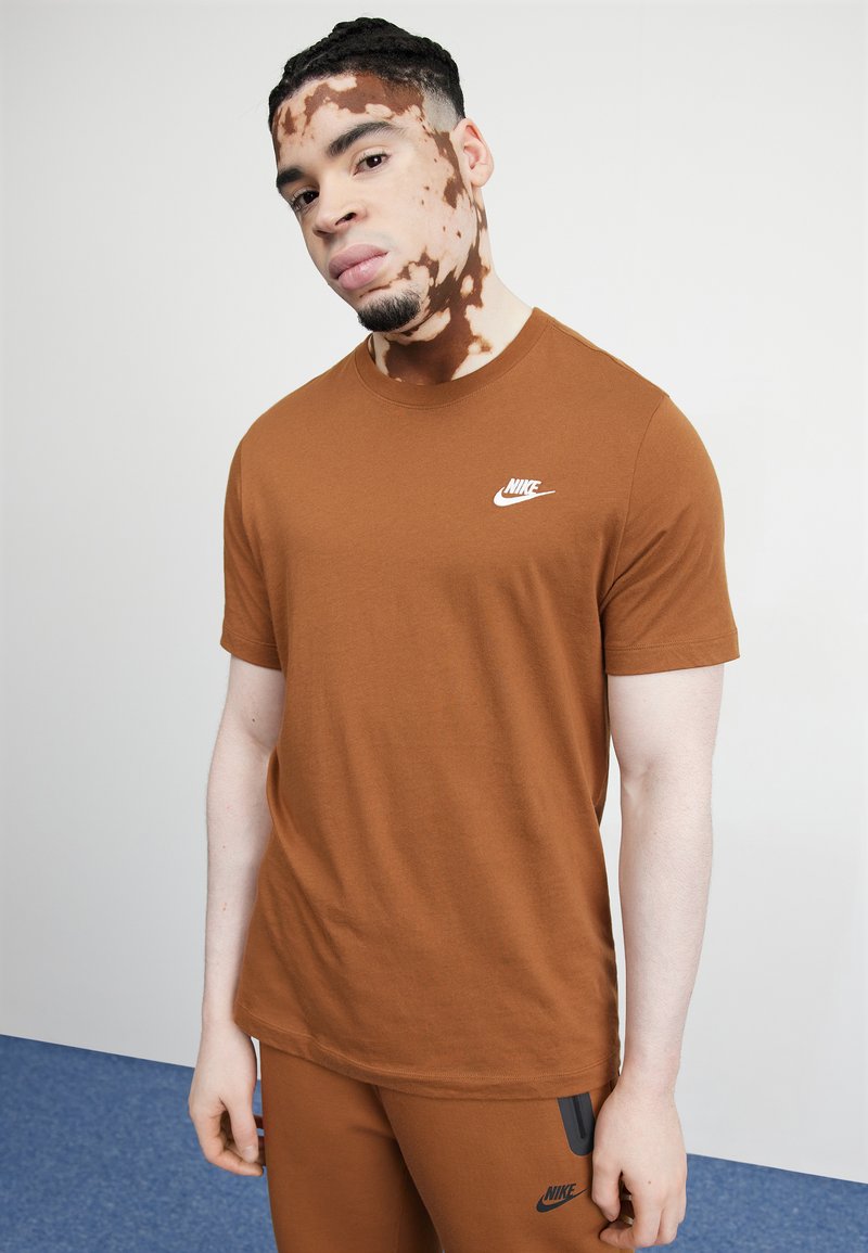 Nike Sportswear - CLUB TEE - Basic T-shirt - lt british tan, Enlarge