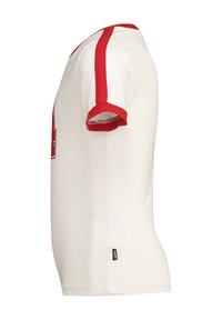 Camiseta blanca de manga corta con acentos rojos en el cuello y las mangas, con un número impreso en grande en la parte frontal y una etiqueta en el costado.