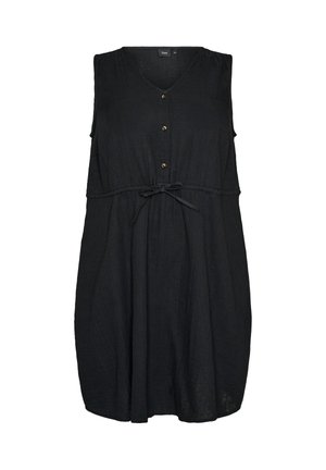 Crna haljina bez rukava s V-izrezom, tri prednja gumba i pojasom vezanim u struku, izrađena od lagane tkanine.