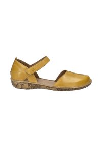 Zapato de cuero amarillo con punta abierta, suela plana y una correa de Velcro en el tobillo. Presenta una suela exterior texturizada y con patrón.