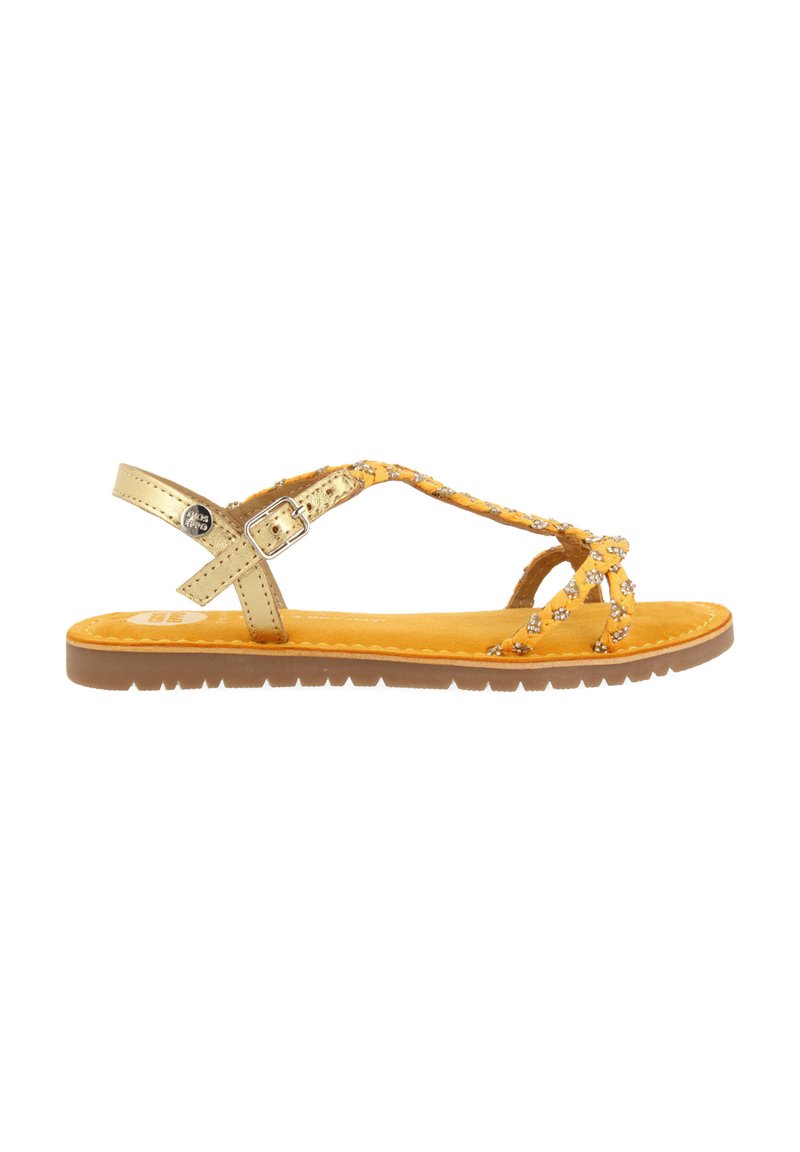 Sandal in pelle gialla con accenti dorati, dotato di cinturini incrociati e suola piatta. Decorato con strass per un tocco in più.