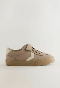 Beige ruskinds sneakers med gummisål, der har en velcro-rem og snørebåndslukning, prydet med en lys beige grafisk detalje på siden.
