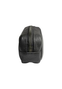 Crni kožni neseser teksture s metalnim zatvaračem u sredini, pogled s kraja zatvarača na bijeloj pozadini.