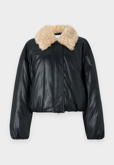 Melnā mākslīgās ādas īsā jaka ar pūkainu bēšu apkakli, ar elastīgiem piedurknēm un gludu tekstūru.