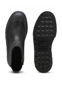 Zwarte waterdichte enkelboots van synthetisch materiaal met een instapontwerp, een gestructureerde zool en een opvallend Puma-logo aan de zijkant.