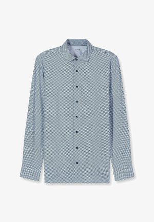 Lange mouwen shirt in lichtblauw met een geometrisch patroon. Heeft een puntige kraag en donkere knopen aan de voorkant, gemaakt van ademende stof.