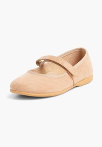 Mocasines de ballet de ante beige con punta redonda, banda elástica y suela plana de goma. Textura suave con sutiles detalles de costura.