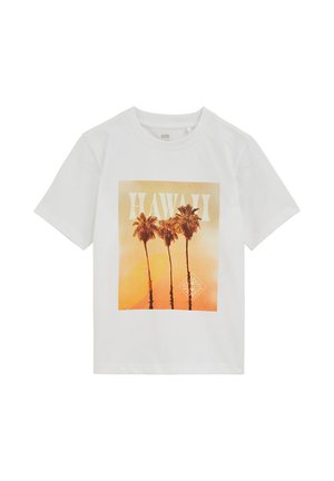 Weißes kurzärmeliges T-Shirt mit einer Grafik von drei Palmen und dem Schriftzug "HAWAII" vor einem orangefarbenen Sonnenuntergangshintergrund.