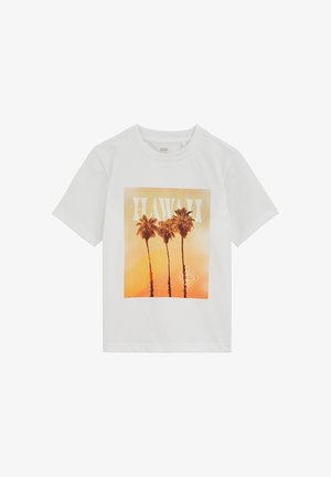 Bijela majica kratkih rukava s grafikom tri palme i natpisom "HAWAII" na narančastoj pozadini zalaska sunca.