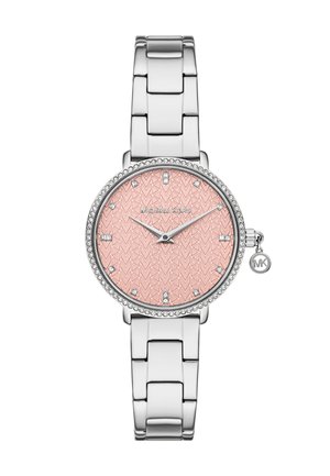 Montre bracelet en métal argenté avec cadran texturé rose, index heures en cristal, lunette ronde ornée de cristaux et petit pendentif MK sur la couronne.