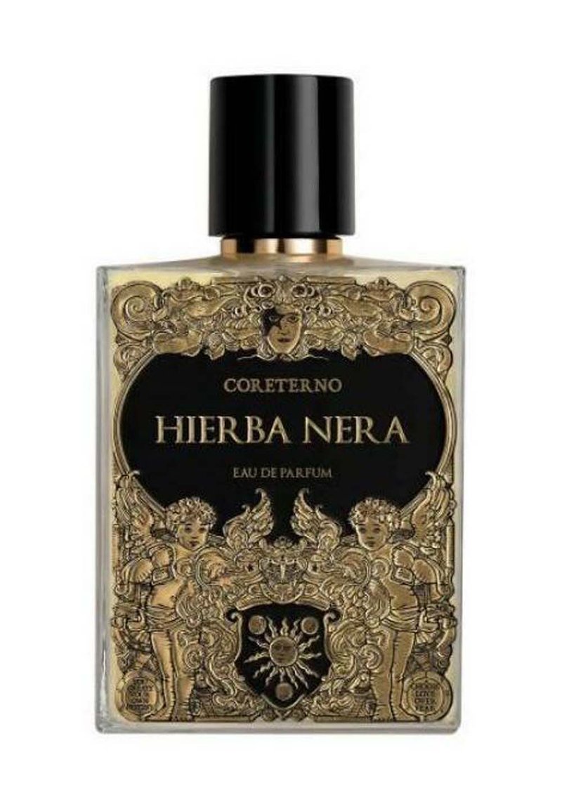 Schwarze rechteckige Flasche mit goldenen, kunstvollen Verzierungen, die jugendliche Figuren und ein zentrales Wappen zeigen. Schwarzer Deckel, etikettiert mit "Hierba Nera Eau de Parfum."