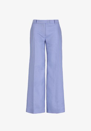 Levanduľové široké nohavice s vysokým pásom, pútkami na opasok a záhybmi vpredu na čistom bielom pozadí.