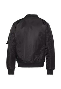 Giacca bomber nera con tessuto liscio e lucido, polsini e fascia in vita a coste, e una tasca con cerniera sulla manica sinistra. Design classico.