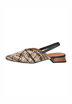 Zapatos de slingback tejidos con puntera afilada, patrón en negro y beige, parte superior texturizada y un bajo tacón de madera.