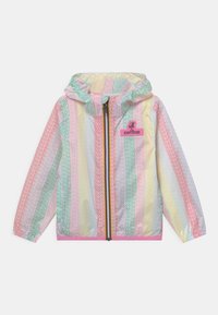 Transparent vindjacka med vertikala ränder i rosa, grönt och gult. Har en huva, dragkedja fram och logotyp patch. Slät textur.