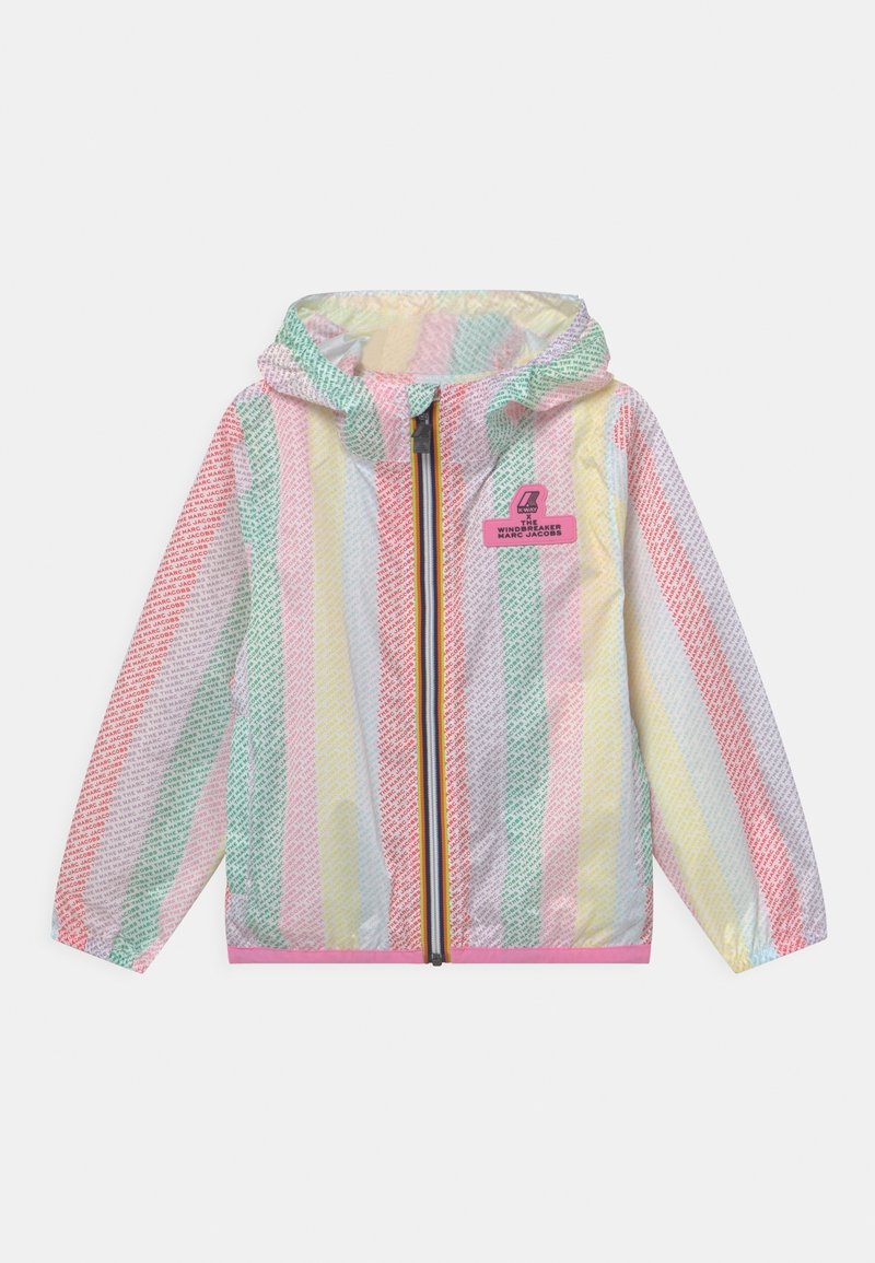 Transparent vindjacka med vertikala ränder i rosa, grönt och gult. Har en huva, dragkedja fram och logotyp patch. Slät textur.