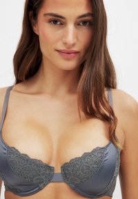 NA-KD DETAIL WIRE - Krūšturis ar stīpiņu - dark grey