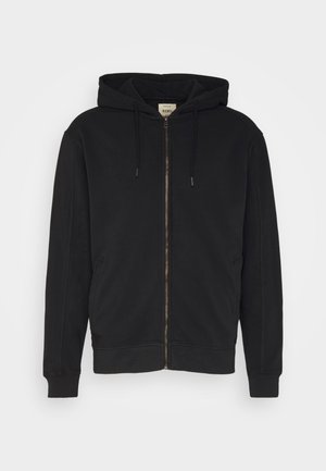 Schwarzer Kapuzenpullover mit durchgehendem Reißverschluss, Kapuze mit Kordelzug, gerippten Bündchen und Vordertaschen, vor einem weißen Hintergrund dargestellt.