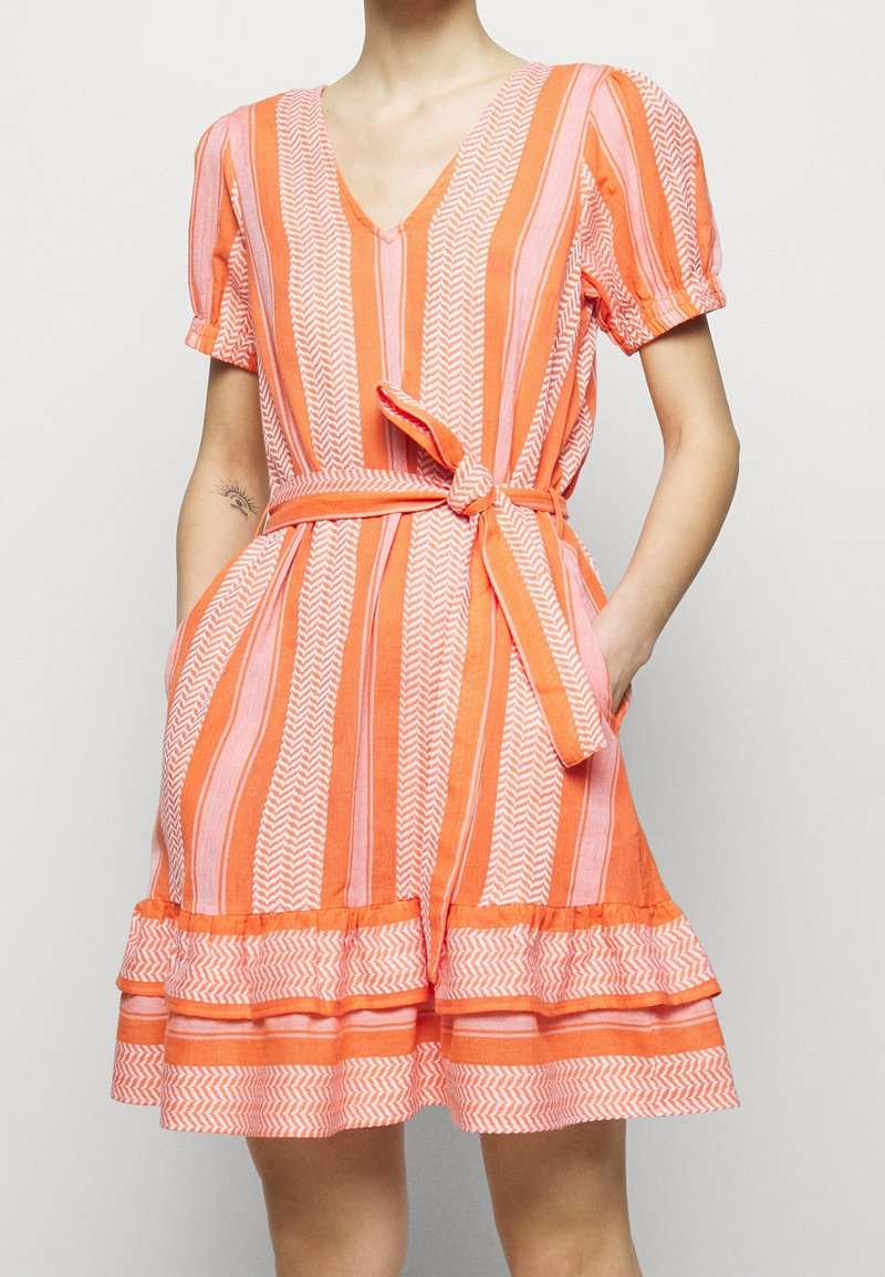 Robe à manches courtes à rayures orange et rose, avec un décolleté en V, une taille ceinturée et un ourlet froncé. Fabriquée en tissu léger avec des accents en chevrons.