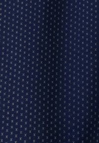 Granatowy materiał o teksturowanym wzorze z małymi, jasnoszarymi kształtami X równomiernie rozmieszczonymi na całej powierzchni. Gładkie wykończenie powierzchni.