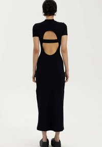 Czarna dopasowana sukienka z krótkimi rękawami, z dużym otwartym wycięciem na plecach i poziomym paskiem. Gładki, elastyczny materiał. Długość do podłogi.