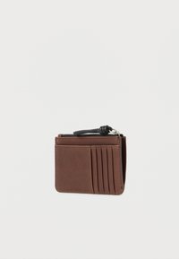 Brązowy skórzany portfel z pięcioma pionowymi kieszeniami na karty i zamkiem błyskawicznym z czarną zawleczką, na białym tle.