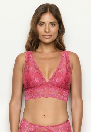 Bralette in pizzo rosa con scollatura a V profonda, bordi ondulati e motivi floreali. Tessuto morbido con spalline larghe per comfort e supporto.