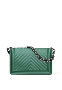 Groene quilted leren handtas met een chevronpatroon, voorzien van een zilveren kettingband en een gestructureerde rechthoekige vorm.