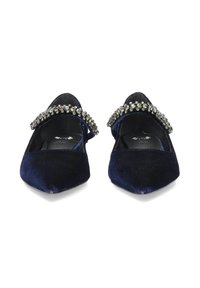 Bailarinas de terciopelo azul marino con punta afilada y adornos de rhinestones en la correa del tobillo. Textura suave y diseño elegante.