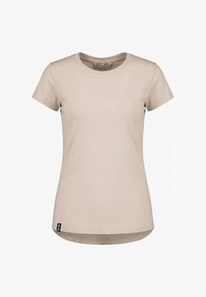 Beiges T-Shirt mit kurzem Ärmel und Rundhalsausschnitt, mit einem kleinen schwarzen Etikett nahe dem unteren Saum, vor weißem Hintergrund.