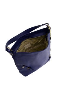 Blauwe leren handtas met een textuurafwerking, voorzien van een ritsopening aan de bovenkant, een verstelbare schouderband en hardware in goudkleur. Interior is gevoerd met een logo-patroon.