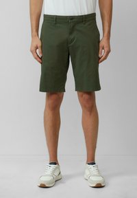 Shorts vert olive avec une coupe classique, dotés d'une fermeture à bouton et de poches latérales, fabriqués en tissu en coton léger.