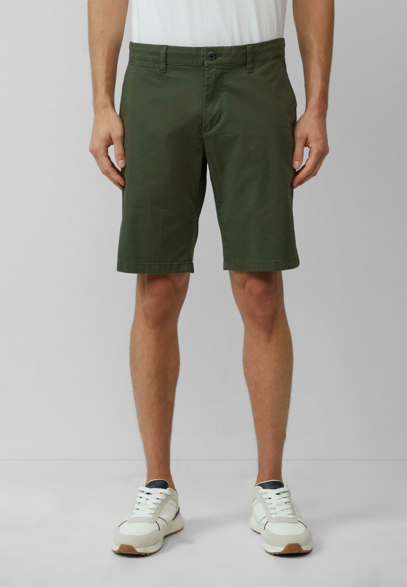 Shorts vert olive avec une coupe classique, dotés d'une fermeture à bouton et de poches latérales, fabriqués en tissu en coton léger.