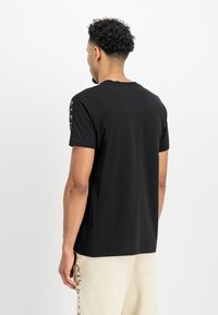 Alpha Industries CAMO SLEEVE - Majica kratkih rukava s printom - black