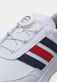 Valge vabaajajalats punaste ja laevastikumustrite triipudega, varustatud BOA nöörisüsteemi sisekettaga ja tekstureeritud nahast pealsega.