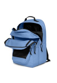 Mochila azul con cierre superior, interior negro, bolsillo frontal y correas ajustables. El material parece suave con una textura duradera.