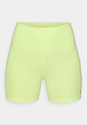 Shorts de sport verts néon à taille haute, texture lisse, sans motifs visibles. Dotés de poches latérales et d'un logo contrastant.