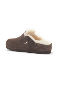 Chausson en suede marron avec une doublure en fourrure douce de couleur crème, design à dos ouvert et boutons d'accent en ton doré sur le côté.